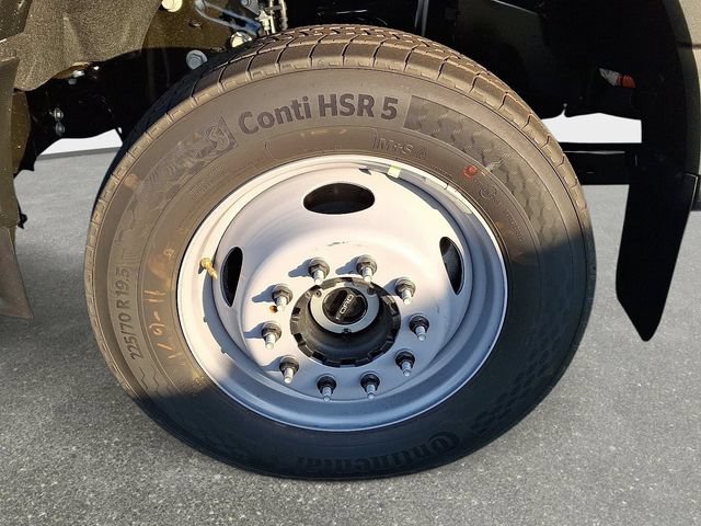 New 2026 Ford F550 4x4 Crew Cab image 4