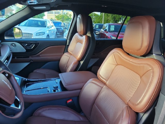 Certified 2025 Lincoln Aviator Reserve w/ Luxury Package RWD image 11
