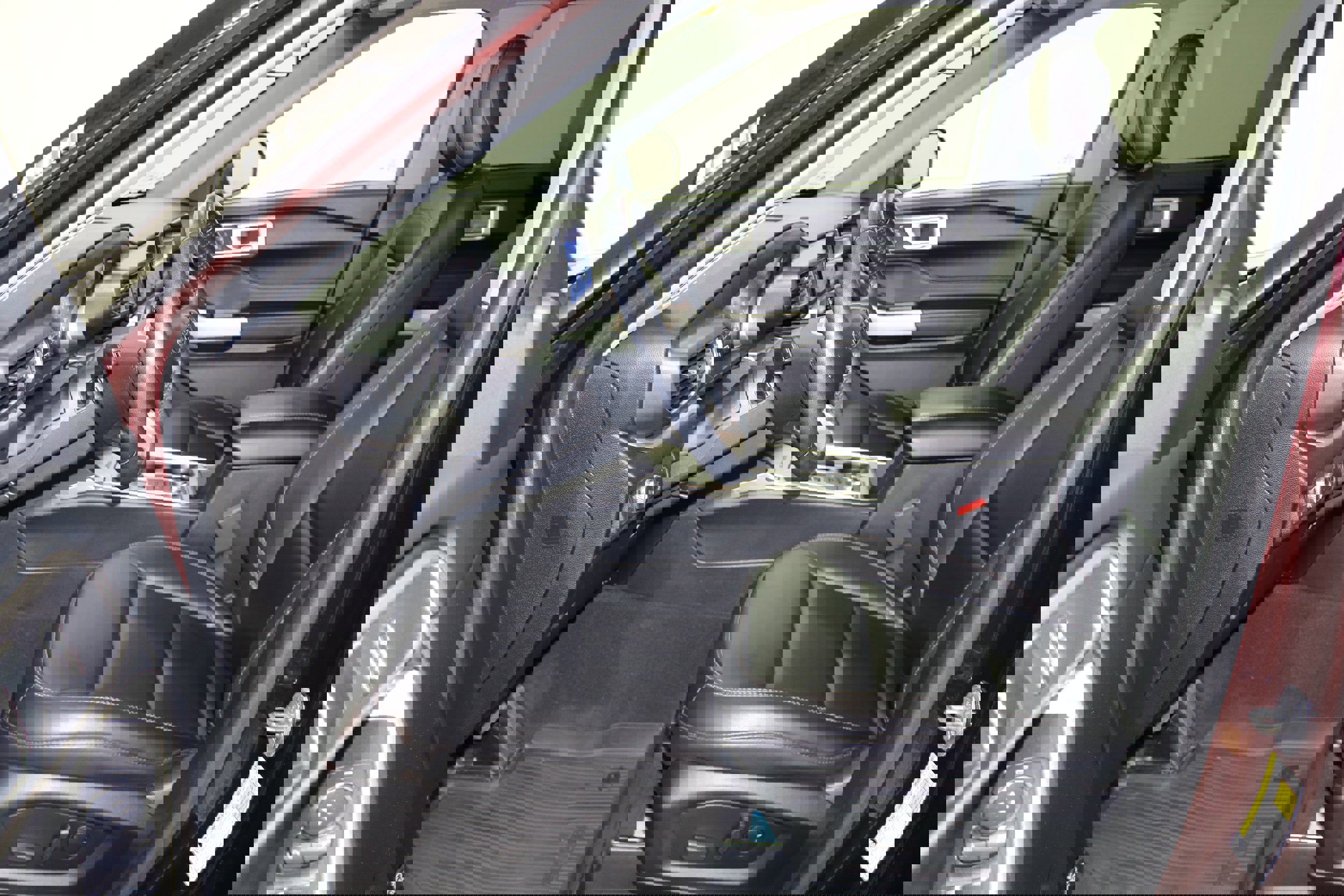 Used 2022 Ford Explorer XLT w/ Equipment Group 202A image 2