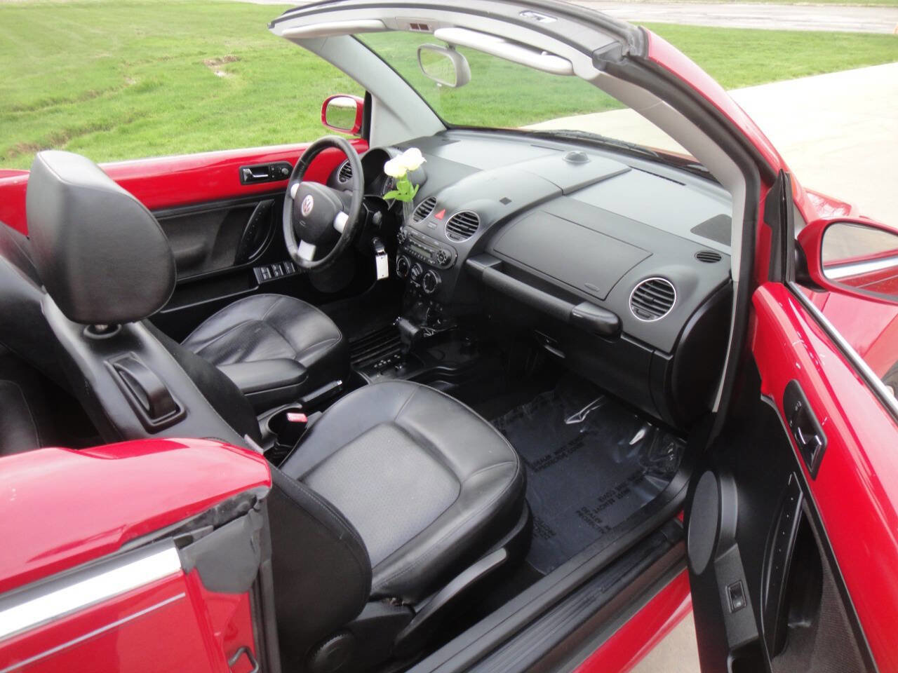 Used 2010 Volkswagen Beetle Final Edition FWD image 5
