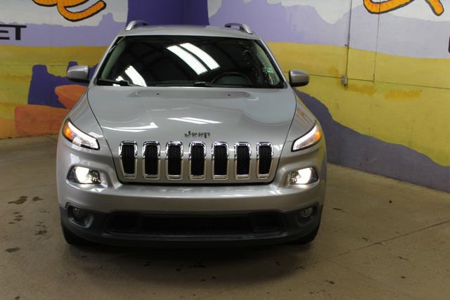 Used 2017 Jeep Cherokee Latitude w/ Cold Weather Group AWD/4WD image 3