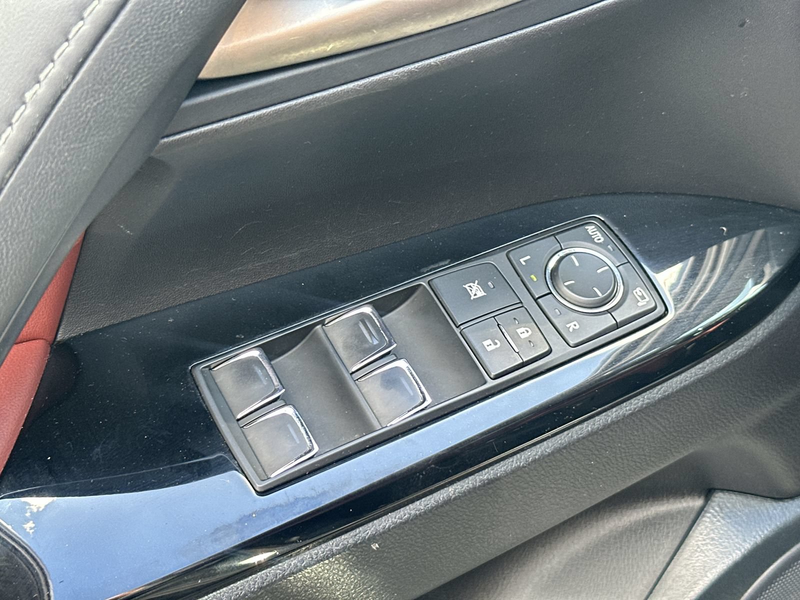 Used 2021 Lexus LX 570 4WD w/ Luxury Package image 15