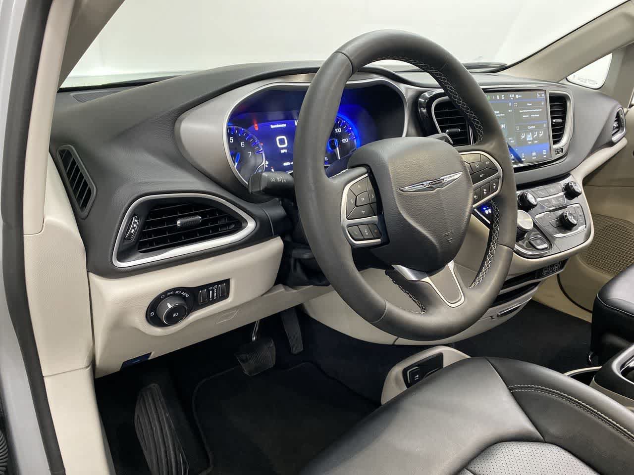 Used 2024 Chrysler Pacifica Touring-L FWD image 2