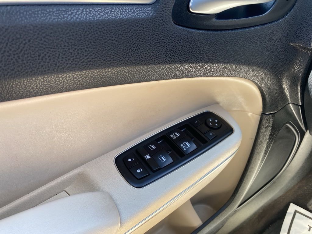 Used 2017 Chrysler 300 C image 23
