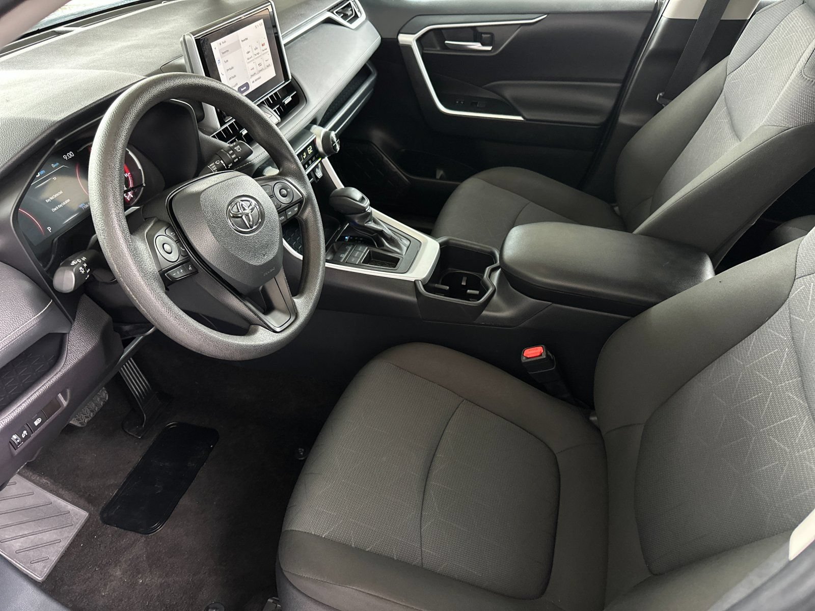 Used 2025 Toyota RAV4 XLE FWD image 9