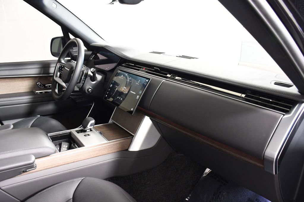 Certified 2025 Land Rover Range Rover SE image 18