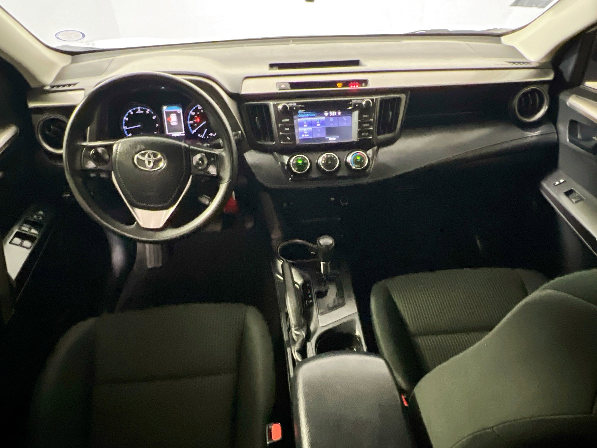 Used 2018 Toyota RAV4 LE image 27