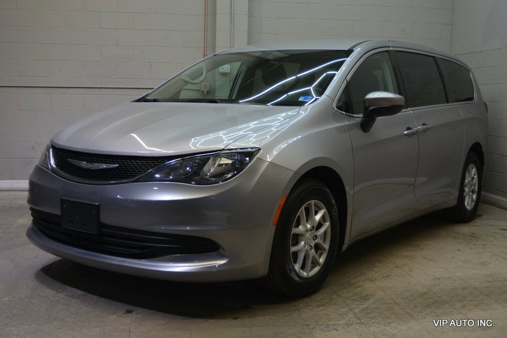 Used 2017 Chrysler Pacifica Touring image 2