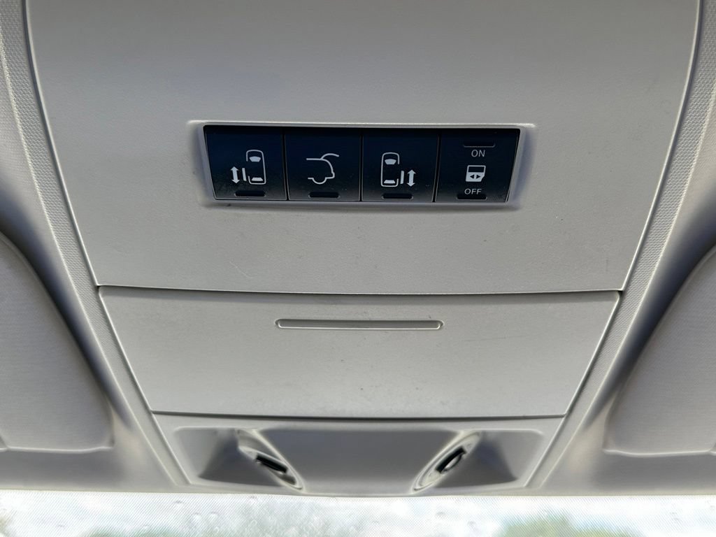 Used 2010 Chrysler Town & Country Touring FWD image 23