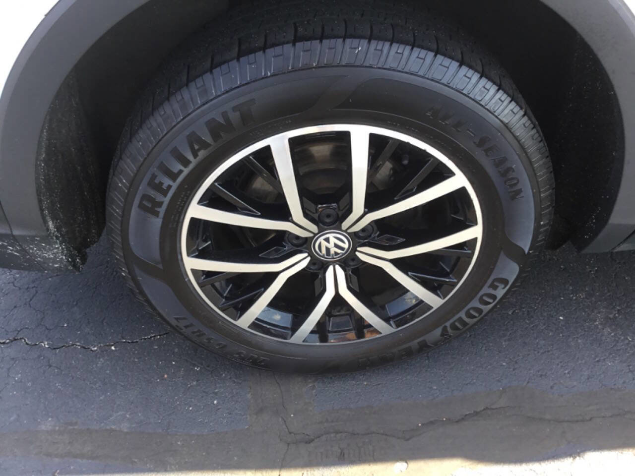 Used 2021 Volkswagen Tiguan SE image 12