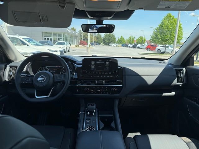Used 2025 Nissan Pathfinder SL image 4