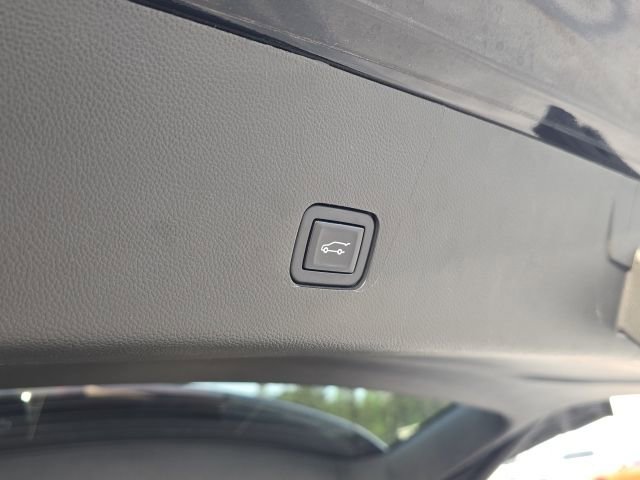 Used 2022 Chevrolet Traverse Premier FWD image 12