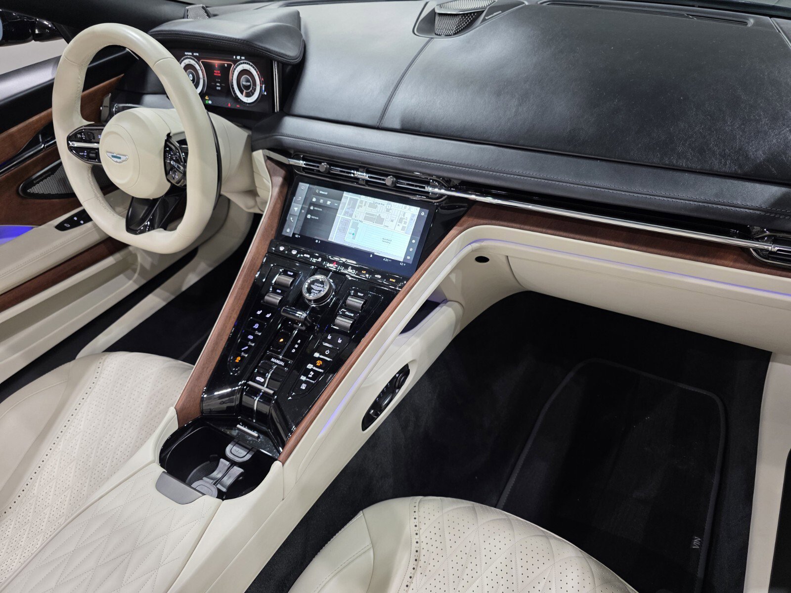 Used 2024 Aston Martin DB12 Volante image 23