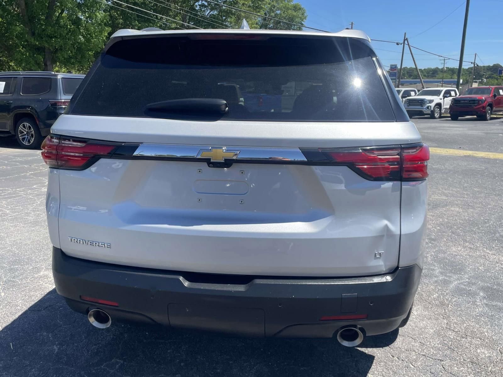 Used 2022 Chevrolet Traverse LT w/ LT Premium Package FWD image 4