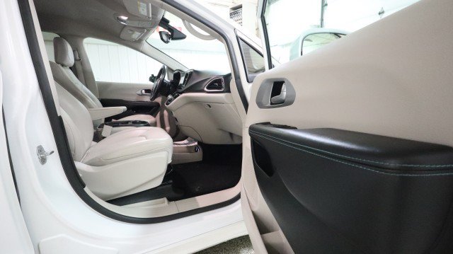 Used 2018 Chrysler Pacifica Touring-L FWD image 10