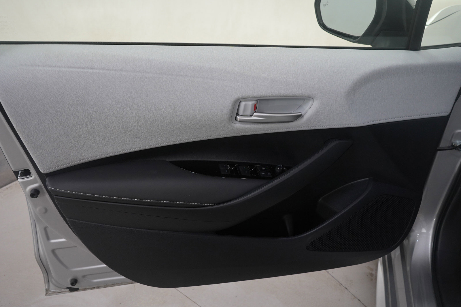 Used 2024 Toyota Corolla SE w/ SE Package image 18