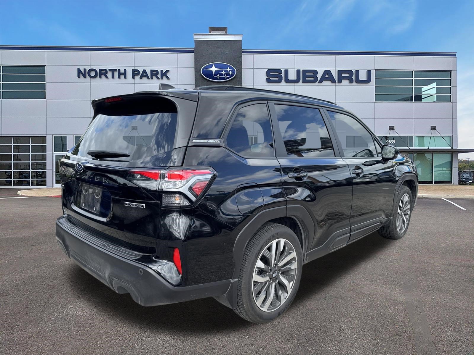 Used 2025 Subaru Forester Touring w/ Popular Package - Touring AWD/4WD image 3