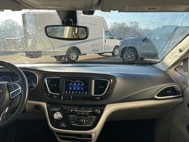 Used 2018 Chrysler Pacifica Touring-L image 16