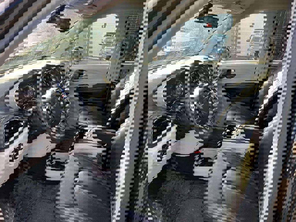 Used 2023 Chrysler Pacifica Touring-L image 14