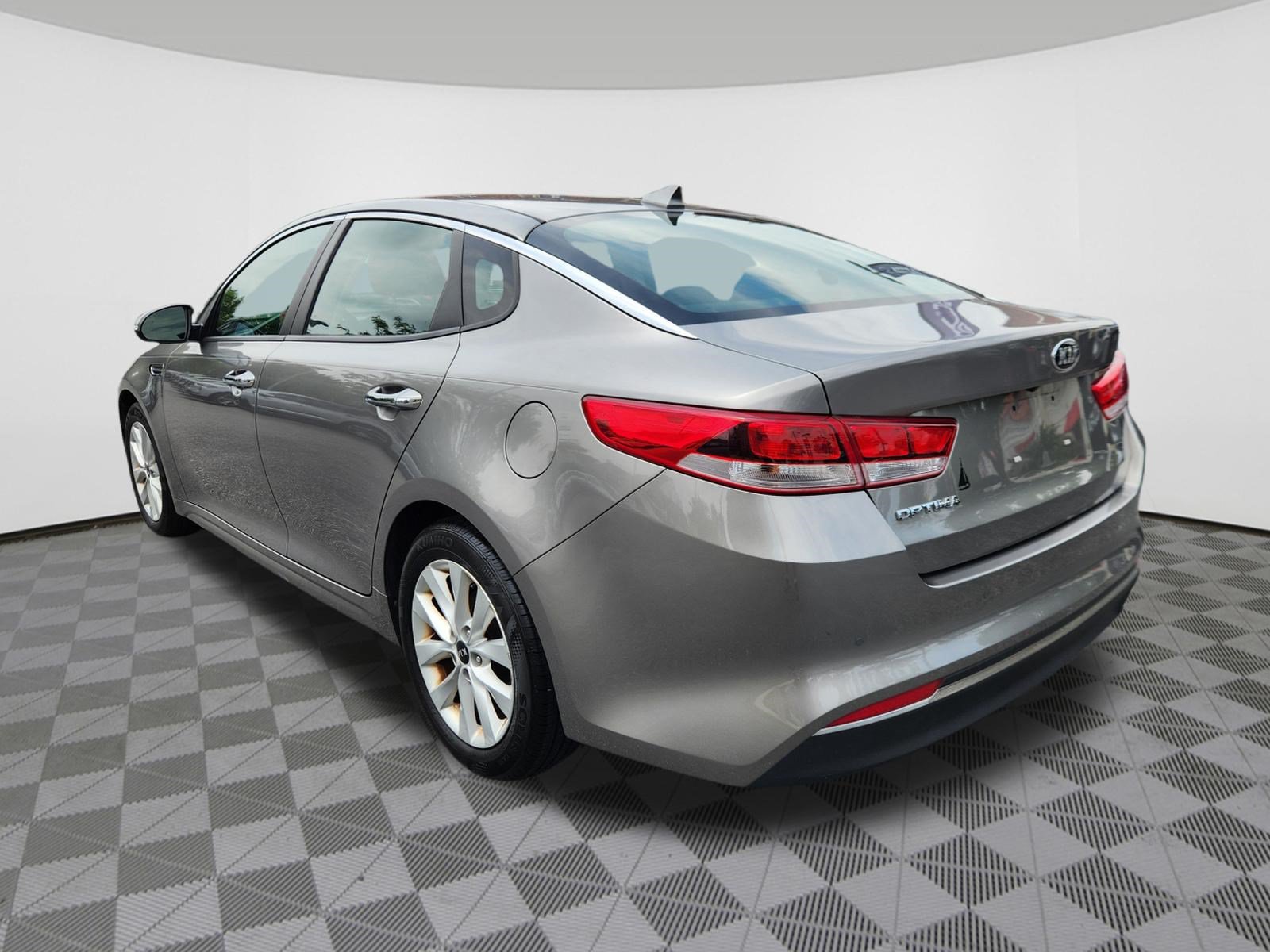 Used 2018 Kia Optima LX w/ 17" Alloy Wheels Package FWD image 3