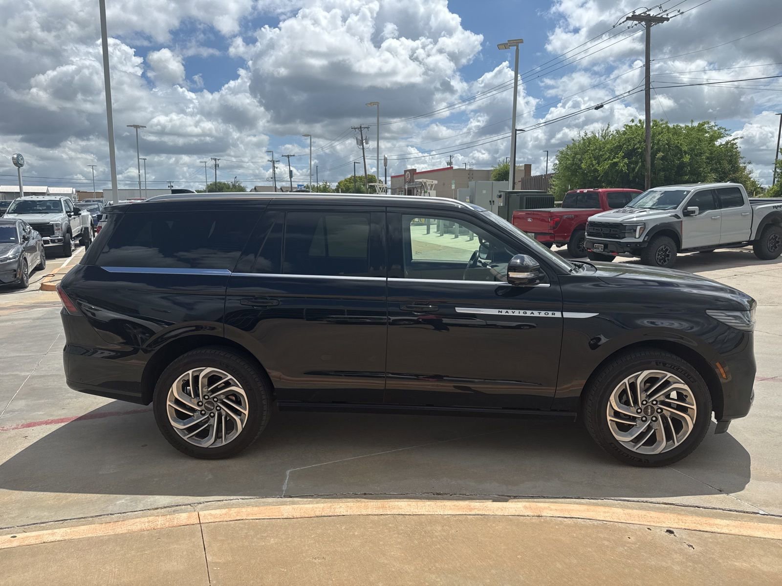 Used 2025 Lincoln Navigator Reserve image 4