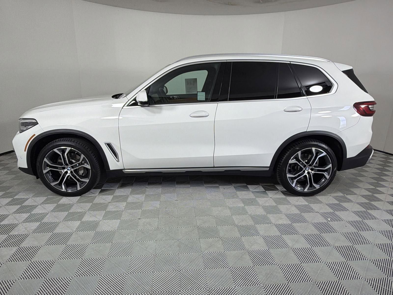 Used 2023 BMW X5 sDrive40i w/ Premium Package image 2