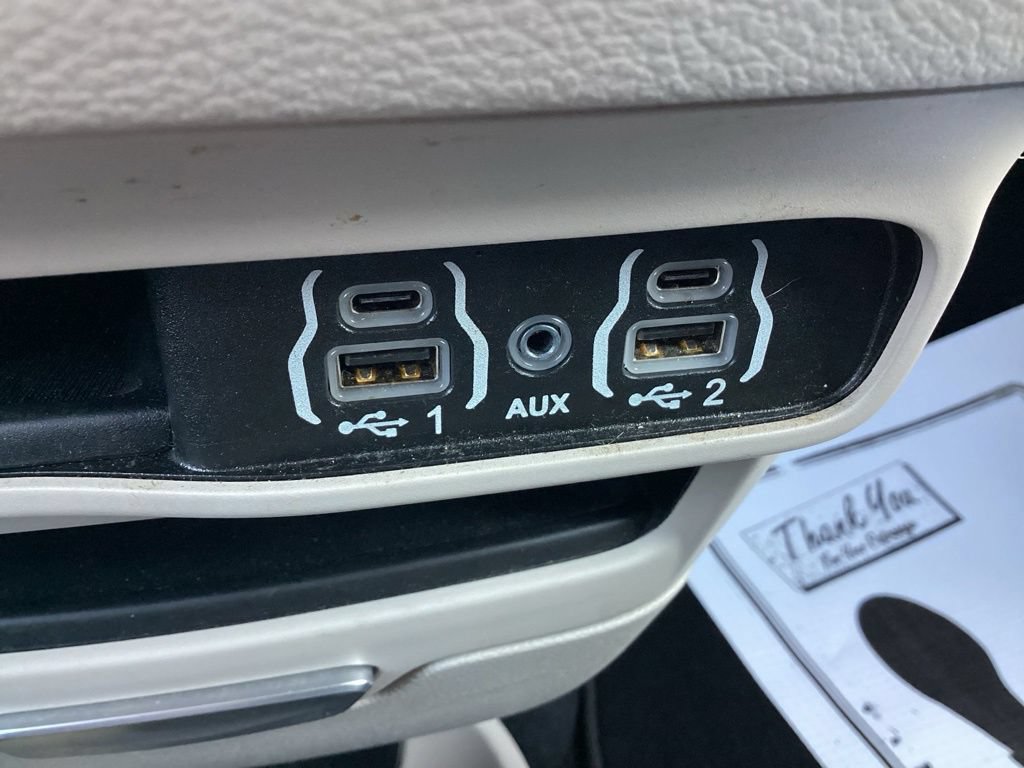 Used 2024 Chrysler Pacifica Touring-L FWD image 22