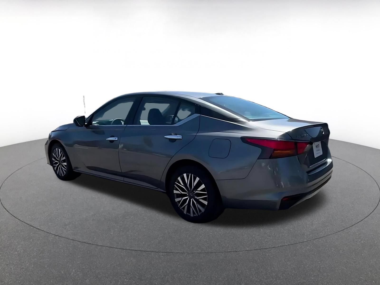Used 2025 Nissan Altima 2.5 SV FWD image 10