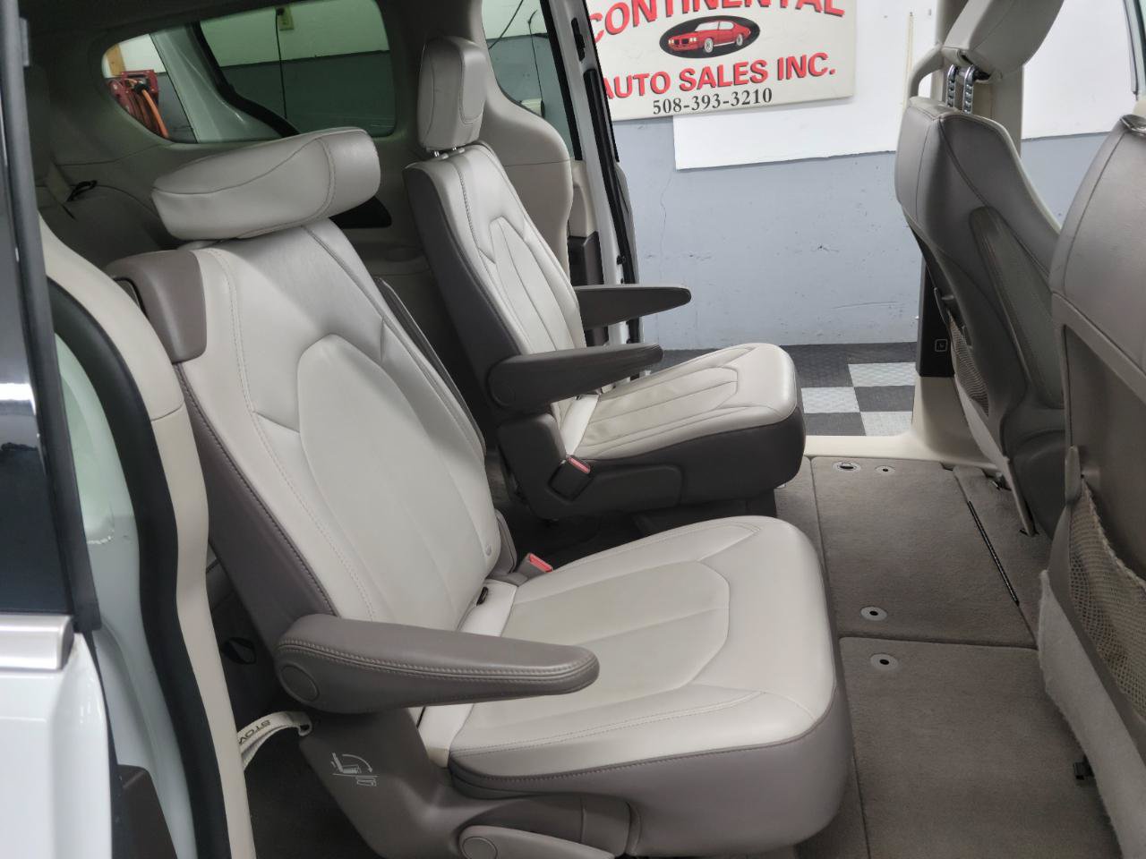 Used 2017 Chrysler Pacifica Touring-L FWD image 13