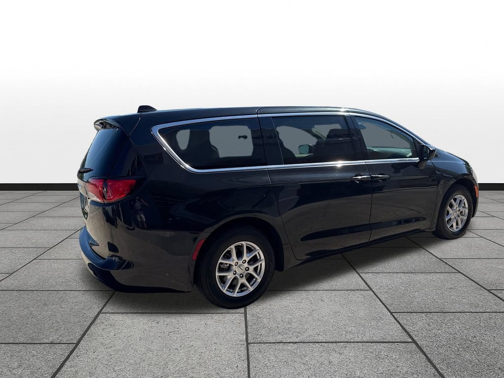 Used 2023 Chrysler Voyager LX FWD image 5