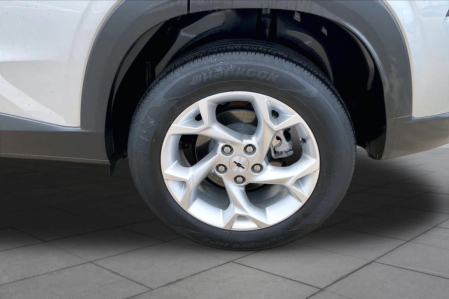 Used 2025 Chevrolet Trax LS w/ LS Convenience Package FWD image 11