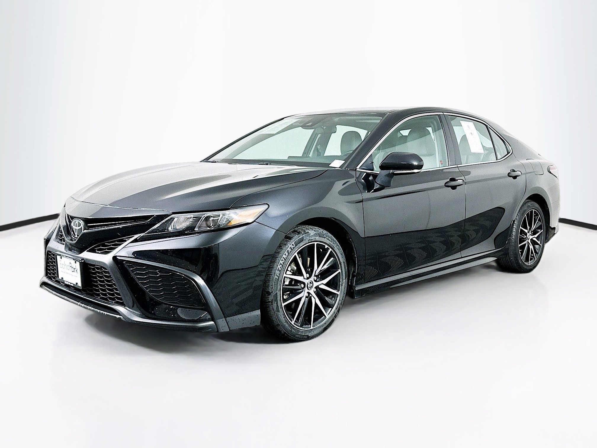 Used 2024 Toyota Camry SE AWD/4WD image 3