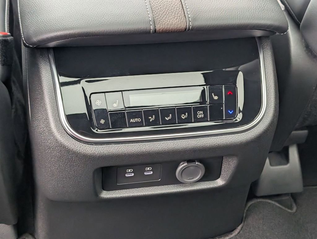 Used 2025 Nissan Armada Platinum image 43