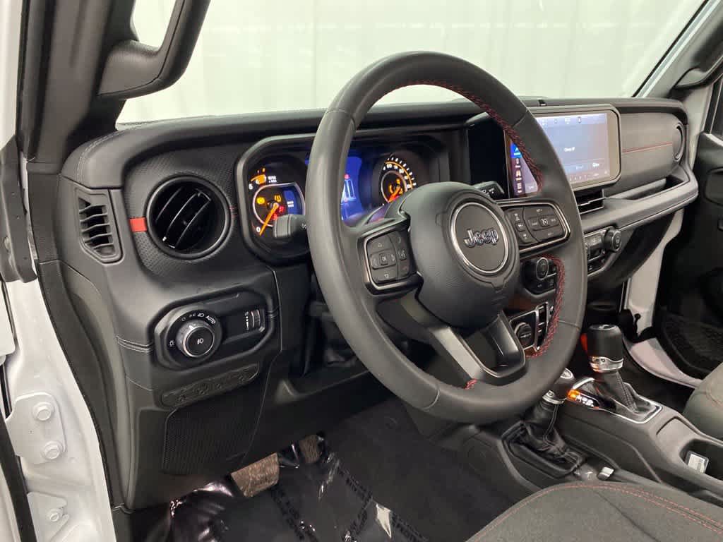 Used 2025 Jeep Wrangler Unlimited Rubicon AWD/4WD image 2