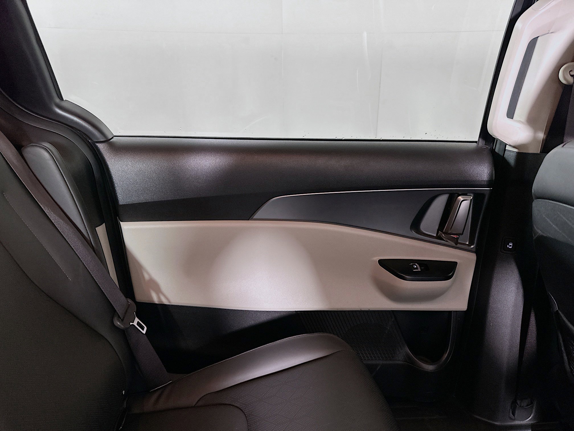 Used 2024 Kia Carnival LX image 24