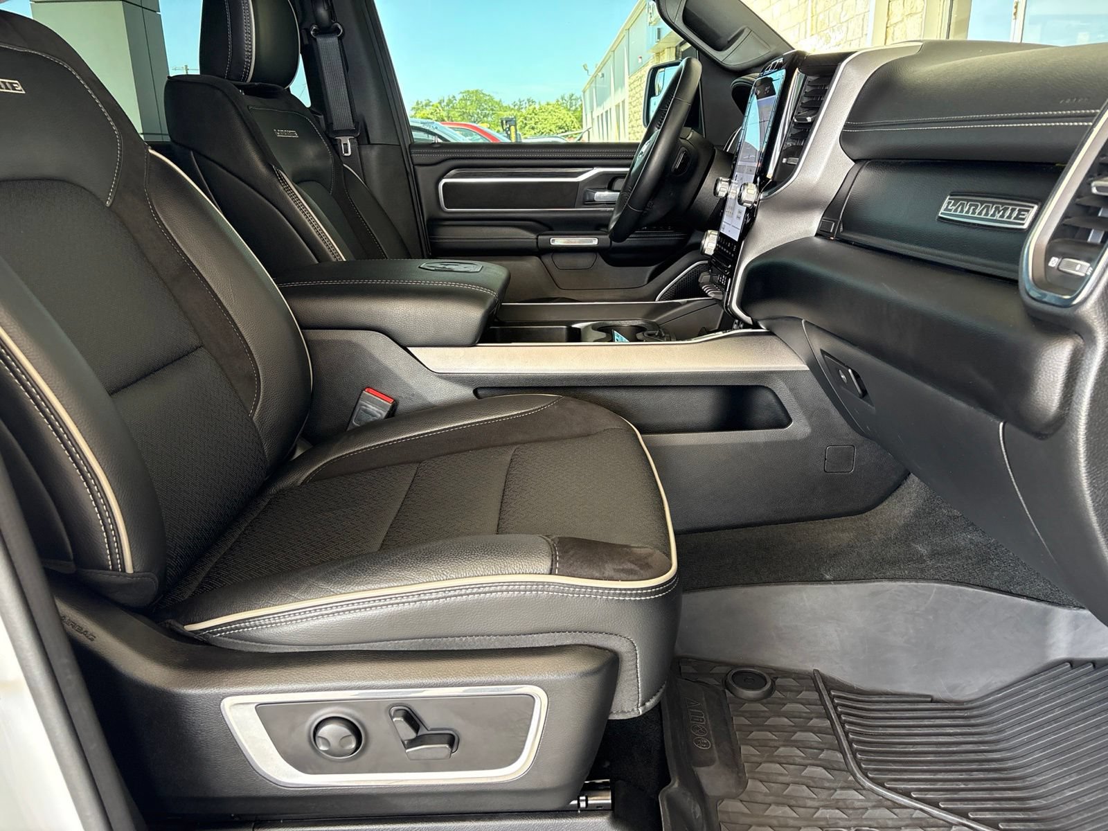Used 2024 RAM 1500 Laramie AWD/4WD image 22