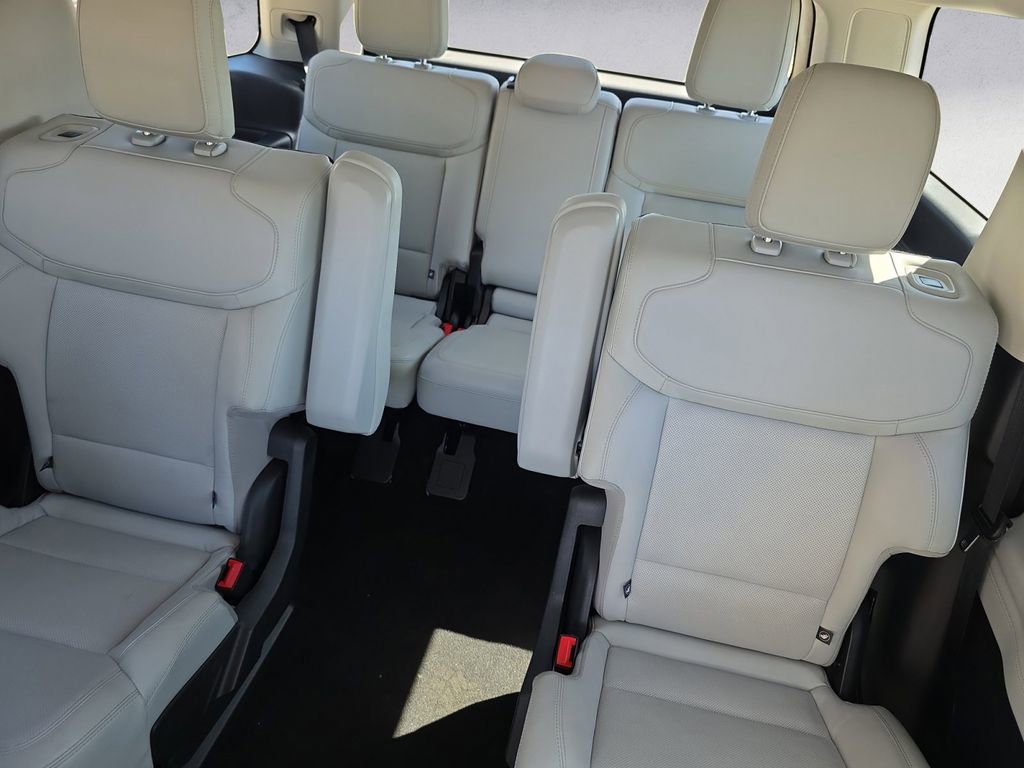 Used 2025 Ford Expedition Platinum image 13