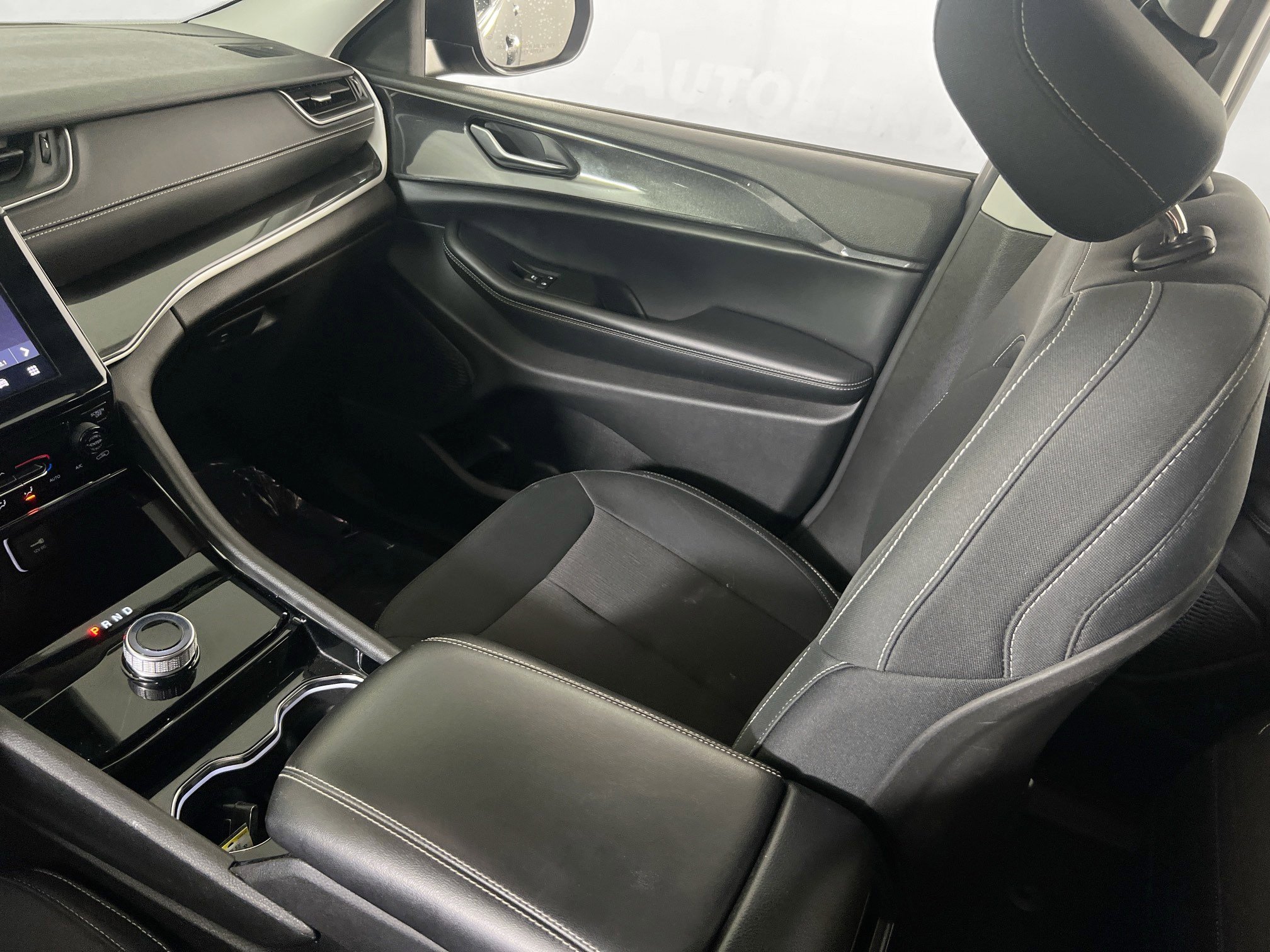 Used 2023 Jeep Grand Cherokee Laredo image 20