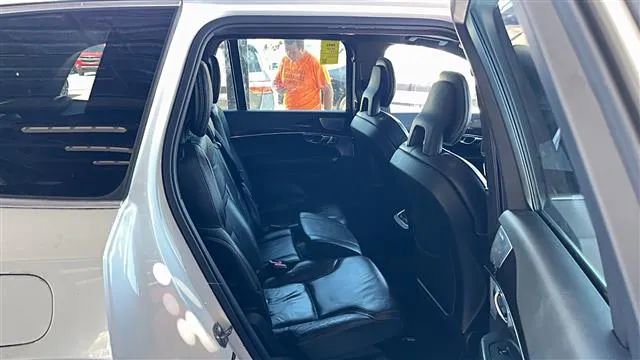 Used 2016 Volvo XC90 T6 Momentum w/ Momentum Plus Package AWD/4WD image 5