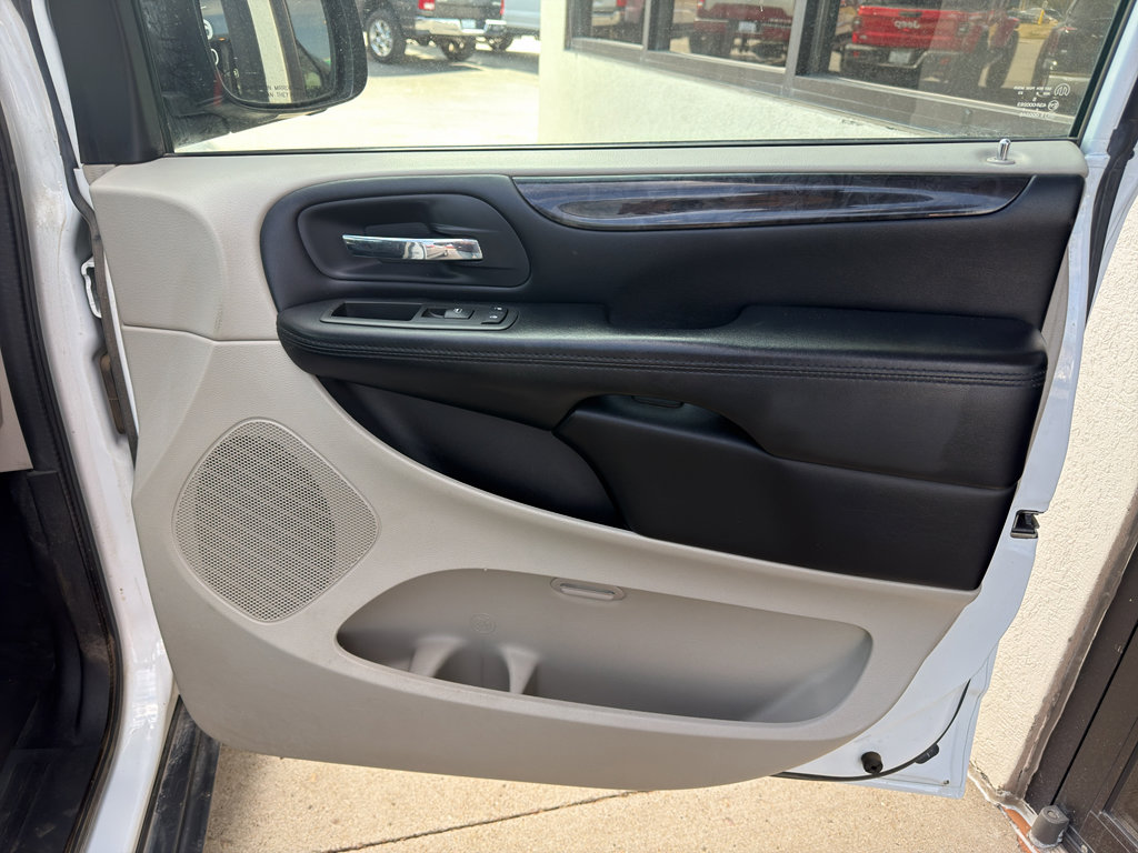 Used 2015 Dodge Grand Caravan American Value Package FWD image 11