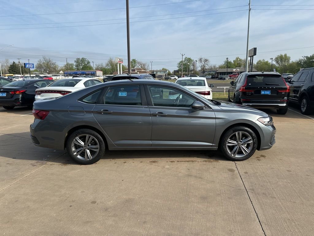 Used 2024 Volkswagen Jetta SE image 4