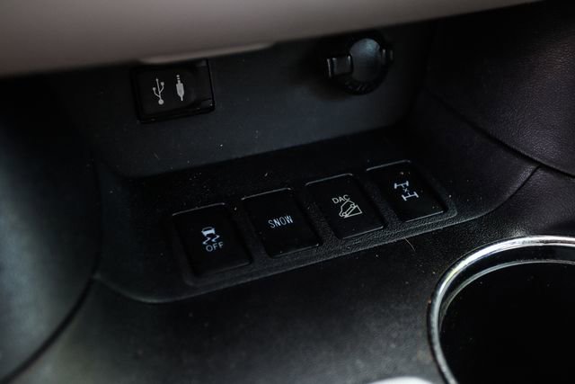 Used 2014 Toyota Highlander LE AWD/4WD image 24