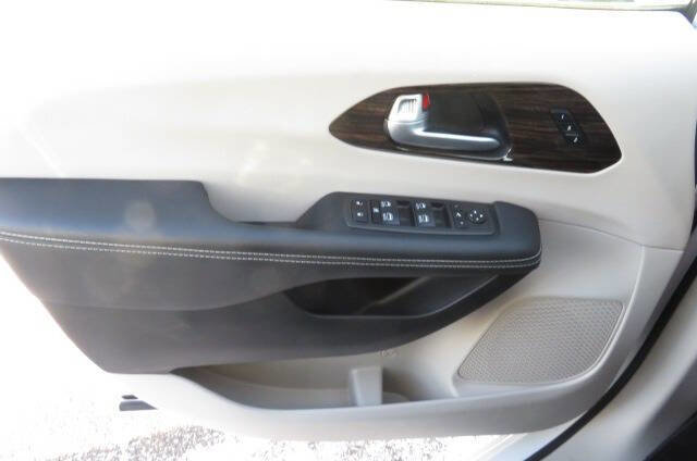 Used 2024 Chrysler Pacifica Limited w/ Trailer Tow Group image 18