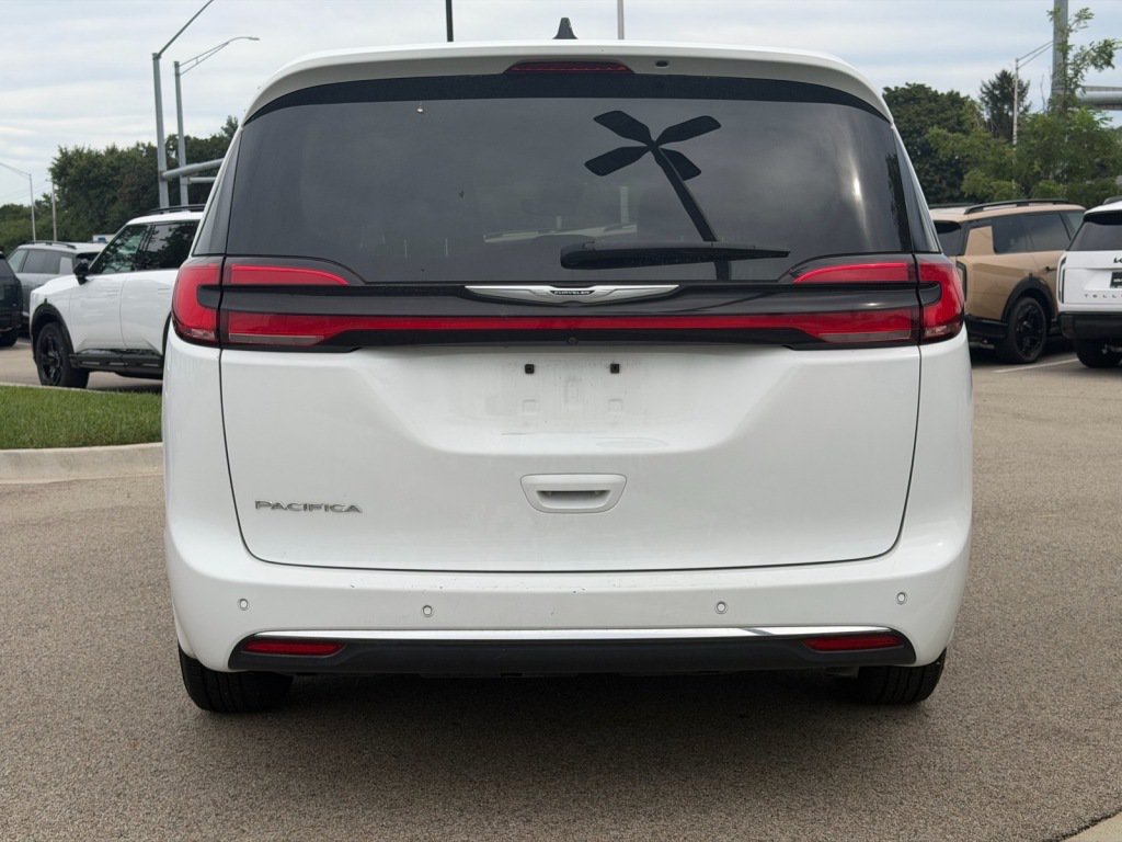 Used 2024 Chrysler Pacifica Touring-L FWD image 4