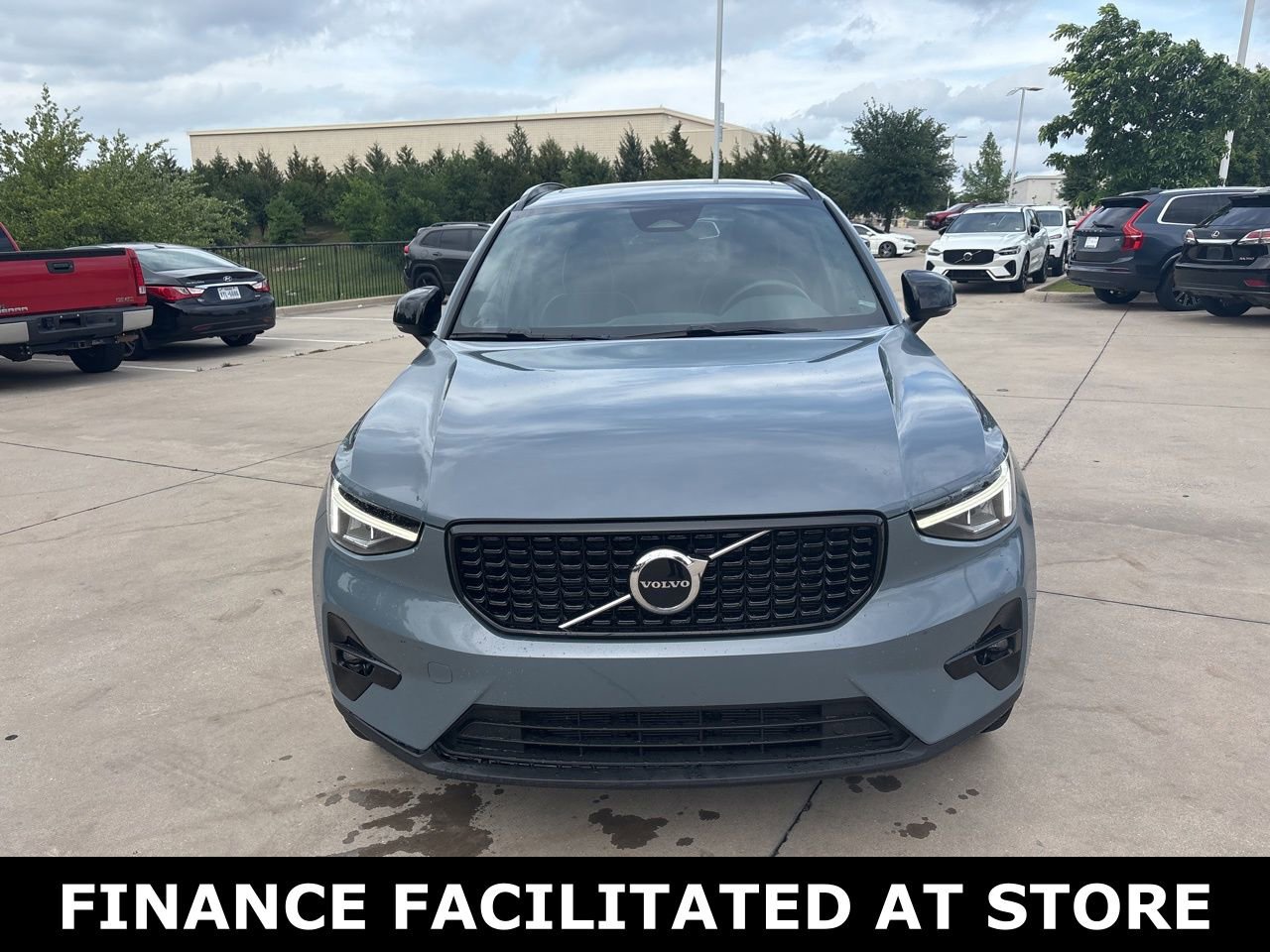 Certified 2023 Volvo XC40 B5 Plus w/ Climate Package image 2