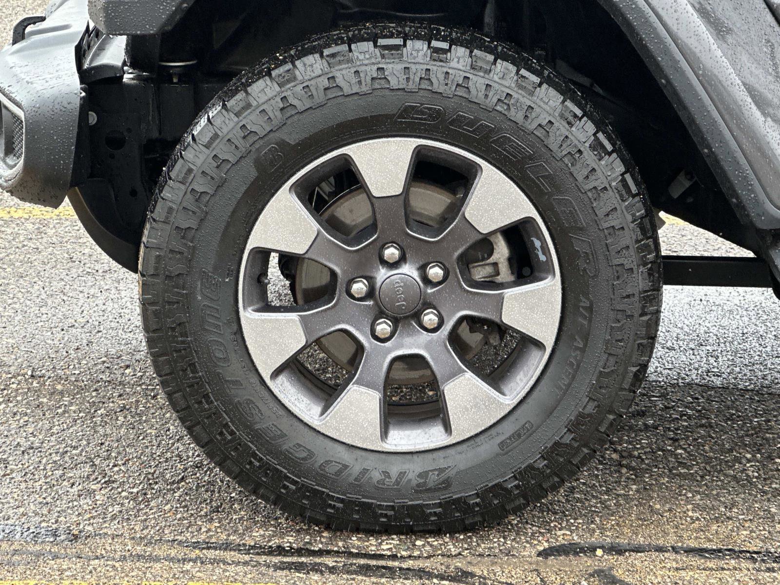 Used 2018 Jeep Wrangler Unlimited Sahara AWD/4WD image 8