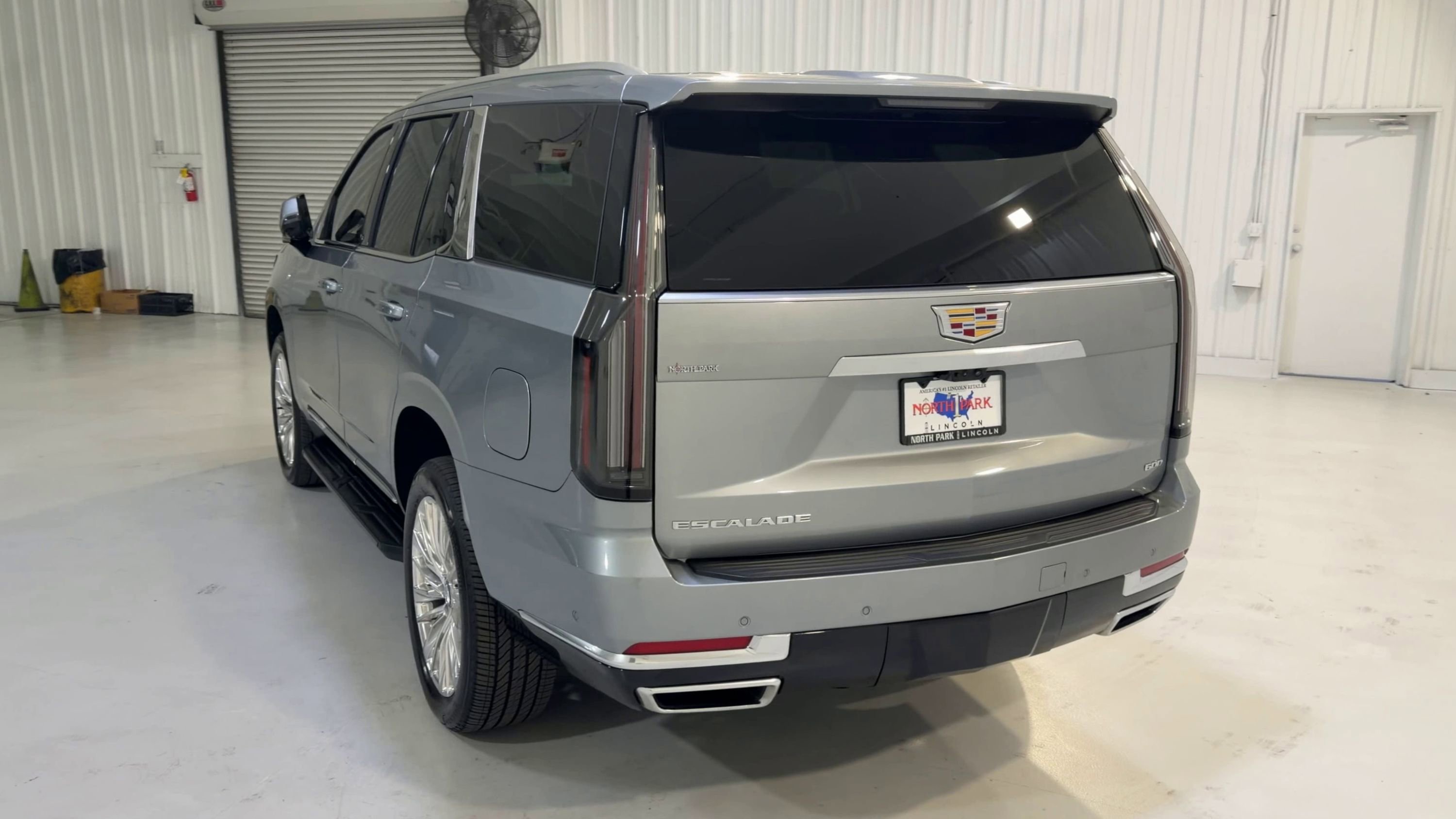 Used 2025 Cadillac Escalade Premium Luxury image 8