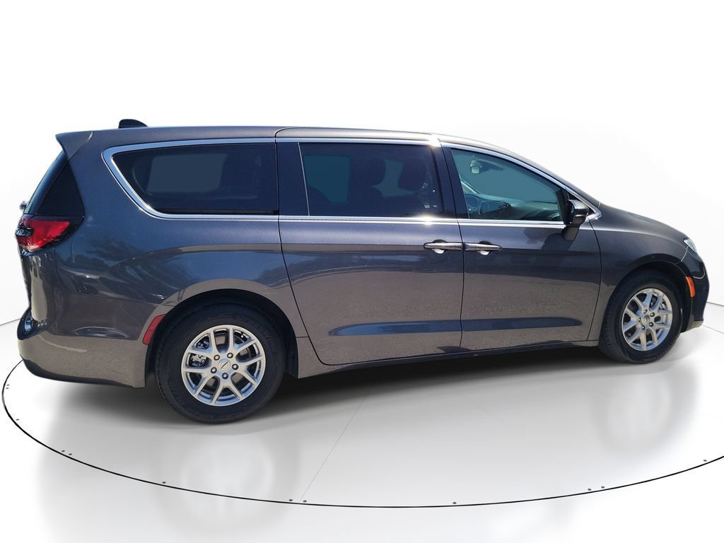 Used 2023 Chrysler Pacifica Touring-L FWD video 2