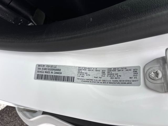 Used 2025 Chrysler Pacifica Limited FWD image 36