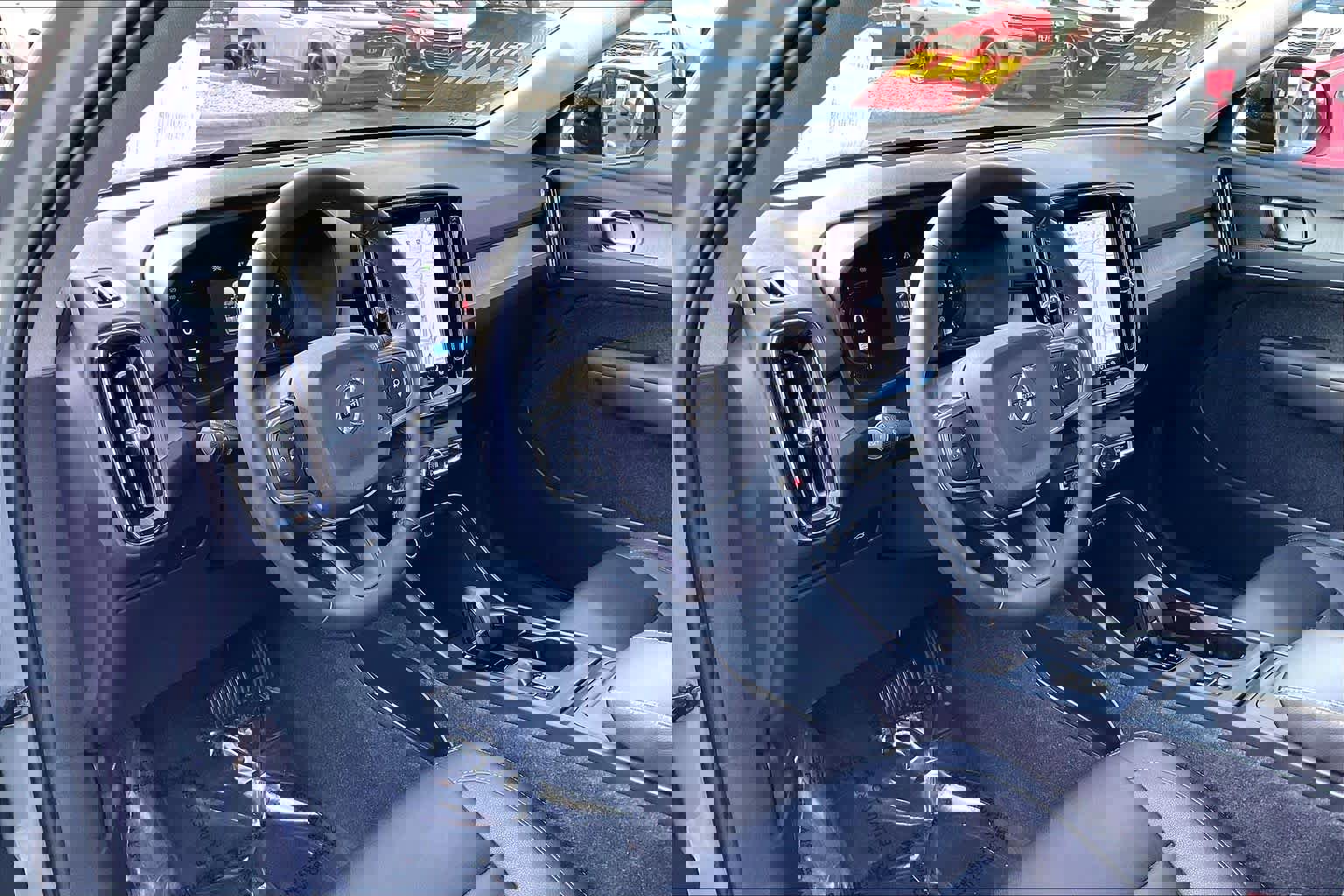 Used 2024 Volvo XC40 B5 Core image 14